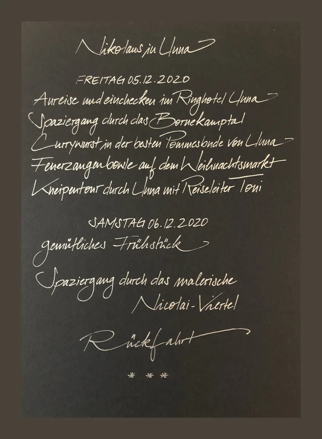 Ein zweitägiger Ablaufplan, vollständig in weißer Schrift auf schwarzem Karton