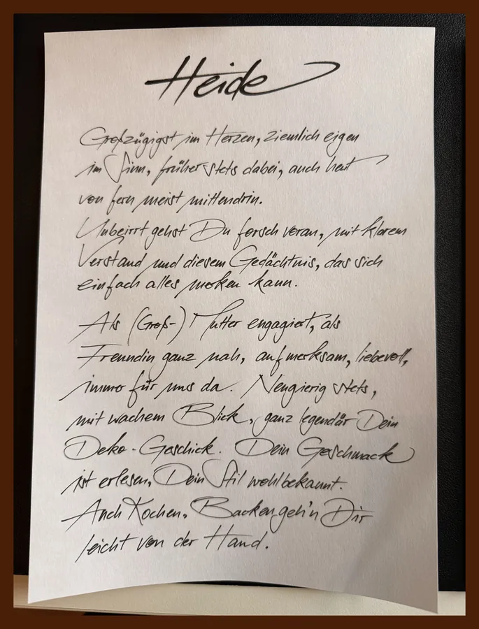 Eine ganze Seite in feiner Handschrift, eine Widmung, überschrieben mit dem Namen Heide