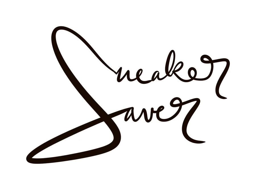 Der handgeschriebene Schriftzug Sneaker Saver, angelegt für einen Textildruck