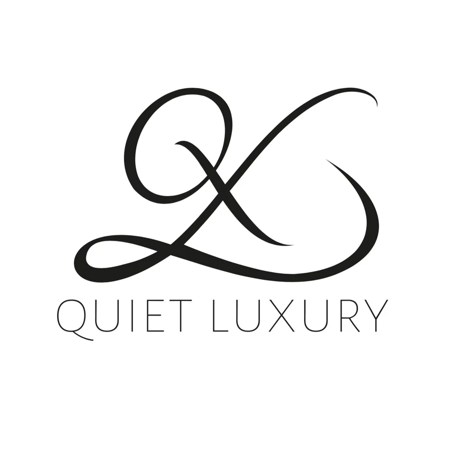 Ein ineinander geschriebenes Monogramm über dem Schriftzug Quiet Luxury