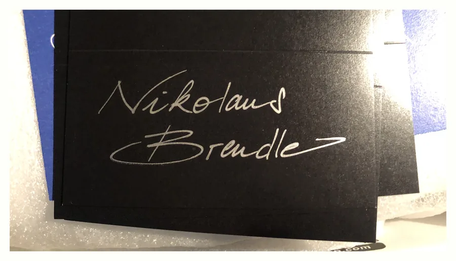 Der Name Nikolaus Brendle in heller Schrift auf schwarzem Karton