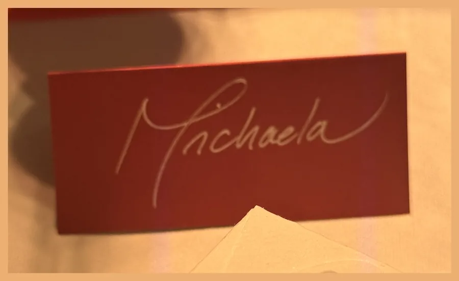 Eine rote Platzkarte mit dem Namen Michaela in heller Schrift