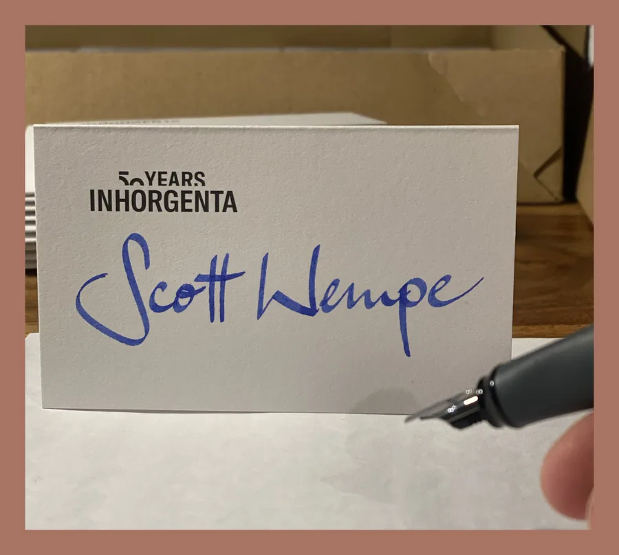 Die Signatur Scott Wempe in blauer Tinte auf einer Karte