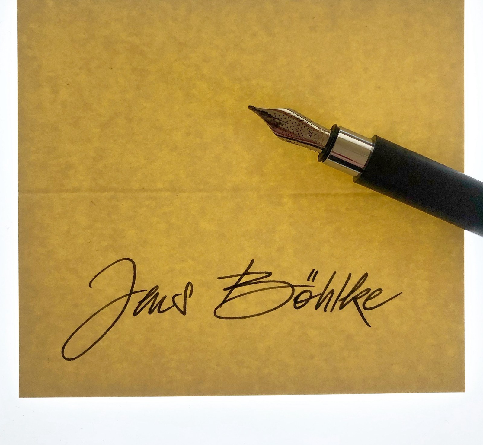 Die Signatur Jans Böhlke mit Füller auf Goldpapier
