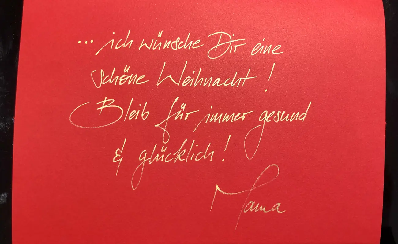 Rote Karte mit goldener Handschrift