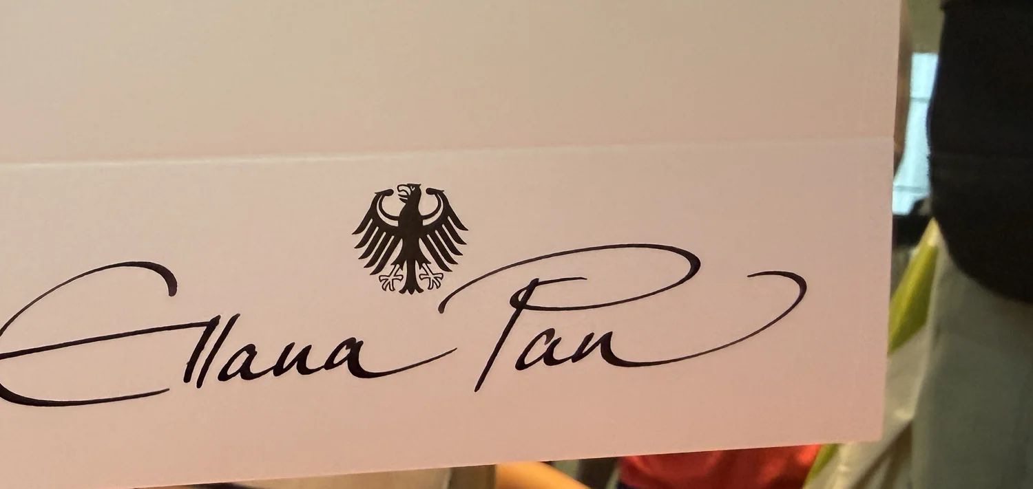 Handbeschriftete Namenskarte Ellana Pan mit Bundesadler