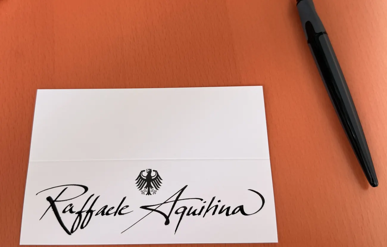 Handbeschriftete Namenskarte auf einem Empfangstisch