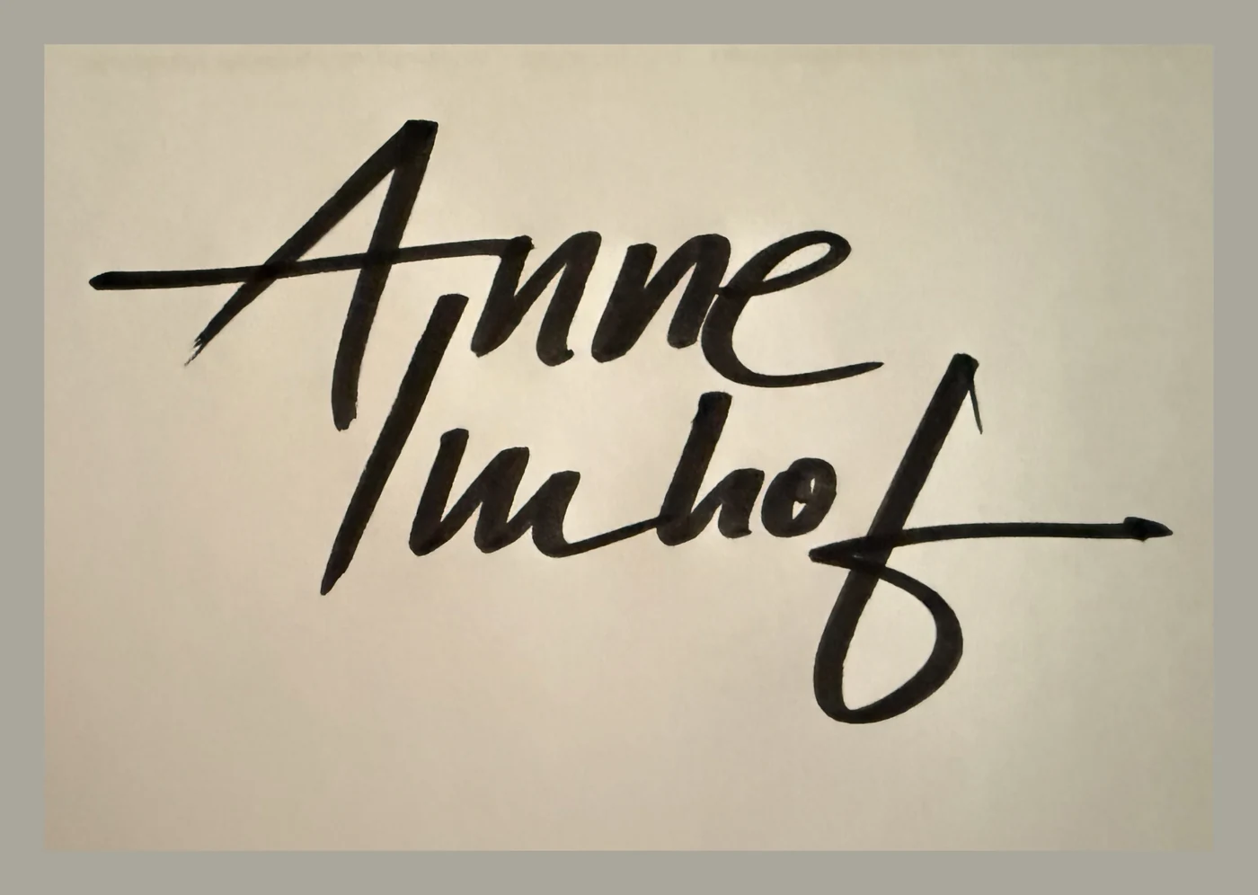 Der Name Anne Imhof, druckvoll und raumfüllend geschrieben